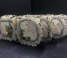 Ролл Калифорния с крабом в кунжуте