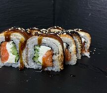 Ролл Унаги с лососем и огурцом