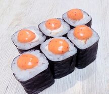 Ролл Маки с курицей и спайси-соусом