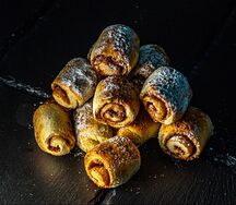 Мини - рулетики с корицей под сахарной пудрой