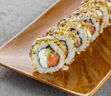 Ролл в арахисовой крошке с лососем