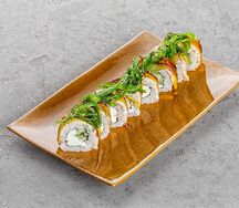 Ролл с угрем, чукой и ореховым соусом
