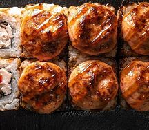 Запеченный ролл с курочкой и грибами шитаки