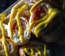 Мясные рулетики с колбасками пепперони