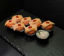 Запеченный ролл с лососем и креветкой