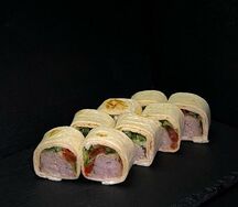 Ролл в тортильи с люля-кебаб из курицы