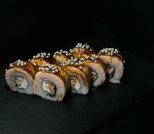 Карамелизированный ролл с лососем и угрем