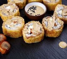 Горячий ролл с курицей под ореховым соусом