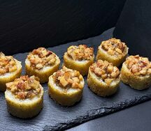 Темпура ролл с угрем и соусом свит чили