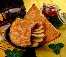 Чебурек с клубникой и бананом