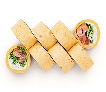 Тортилья с лососем гриль