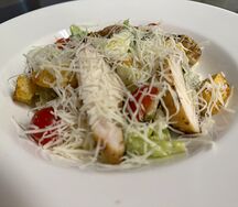 Салат Цезарь с курицей