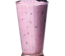 Коктейль молочный с черной смородиной