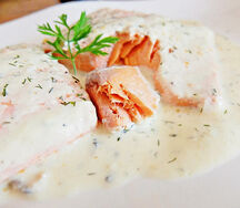 Соус с нежным лососем