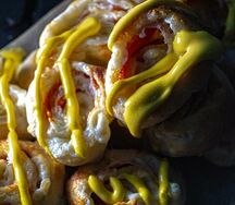 Мясные рулетики с колбасками пепперони