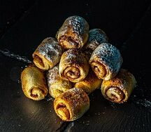 Мини-рулетики с корицей под сахарной пудрой