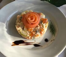 Салат Оливье с лососем