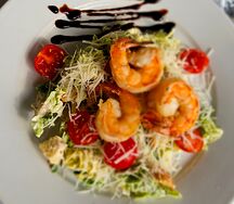 Салат Цезарь с креветками или лососем