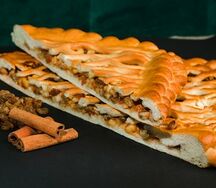 Пирог с яблоком и изюмом