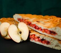 Пирог с яблоком и брусникой