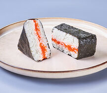 Онигири с крабом