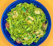 Паста со шпинатом, тигровыми креветками и соусом песто