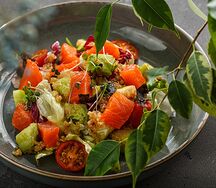 Салат с лососем и авокадо