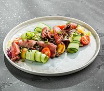 Салат из говядины и вяленых томатов