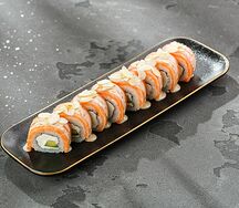 Ролл в лососе с ореховым соусом и миндалем