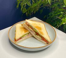 Сэндвич с курицей и ветчиной