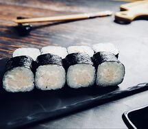 Маки с курицей чиз