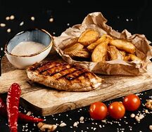 Стейк из куриной грудки с картофельными дольками