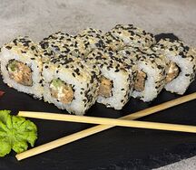 Ролл с лососем терияки в кунжуте 