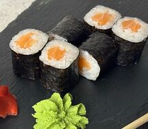 Маки с лососем 