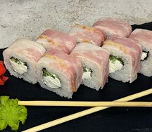 Ролл с беконом и огурцом