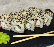 Калифорния с крабом в кунжуте 