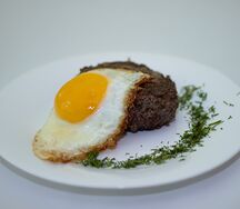 Бифштекс с сыром и яйцом