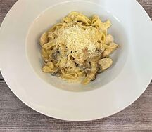 Феттучини с курицей и грибами