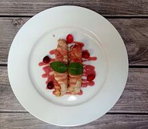Куриные рулетики с клюквенно-яблочным соусом