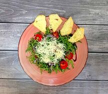 Салат с рукколой, пармезаном и черри