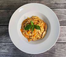 Спагетти с курицей и сладким соусом