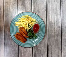 Куриные палочки с картофелем фри и соусом