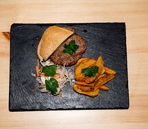 Плескавица с картофельными дольками