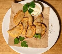 Мини чебуреки со сливочно-чесночным соусом