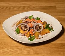 Говяжьи щечки с картофельными дольками
