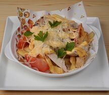 Фри с курицей и сырным соусом