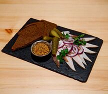 Сало с гренками 