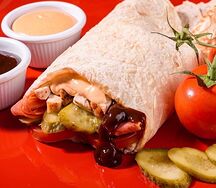 Техас с курицей, соусом барбекю и беконом
