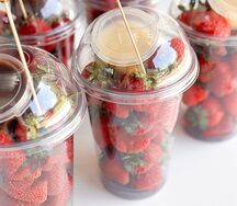 Свежая клубника с шоколадным соусом стаканчик