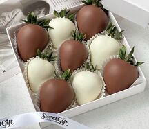 Клубника в белом и молочном шоколаде Классик